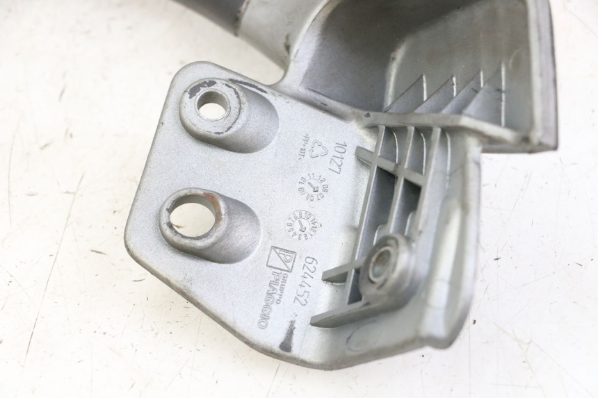 photo de POIGNEE ARRIERE GAUCHE PIAGGIO MP3 125 (2006 - 2014) - Gros plan technique