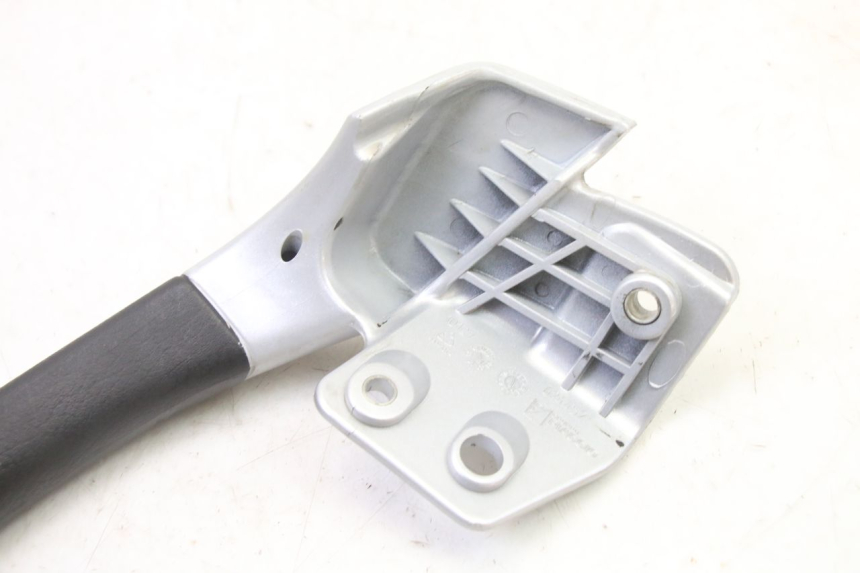 photo de POIGNEE ARRIERE GAUCHE PIAGGIO MP3 RL 250 (2006 - 2010) - Points de fixation