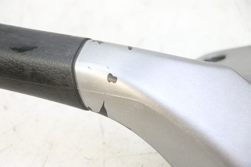 photo de POIGNEE ARRIERE GAUCHE PIAGGIO MP3 125 (2006 - 2014) - Marquages et références