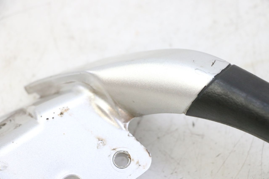 photo de POIGNEE ARRIERE GAUCHE PIAGGIO MP3 RL 250 (2006 - 2010) - Autre angle de vue