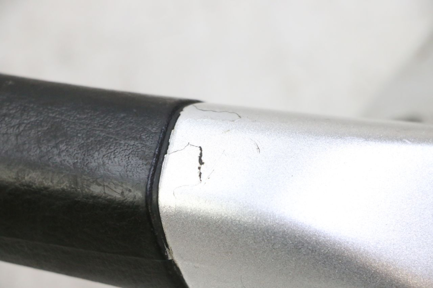 photo de POIGNEE ARRIERE GAUCHE PIAGGIO MP3 RL 250 (2006 - 2010) - Gros plan technique