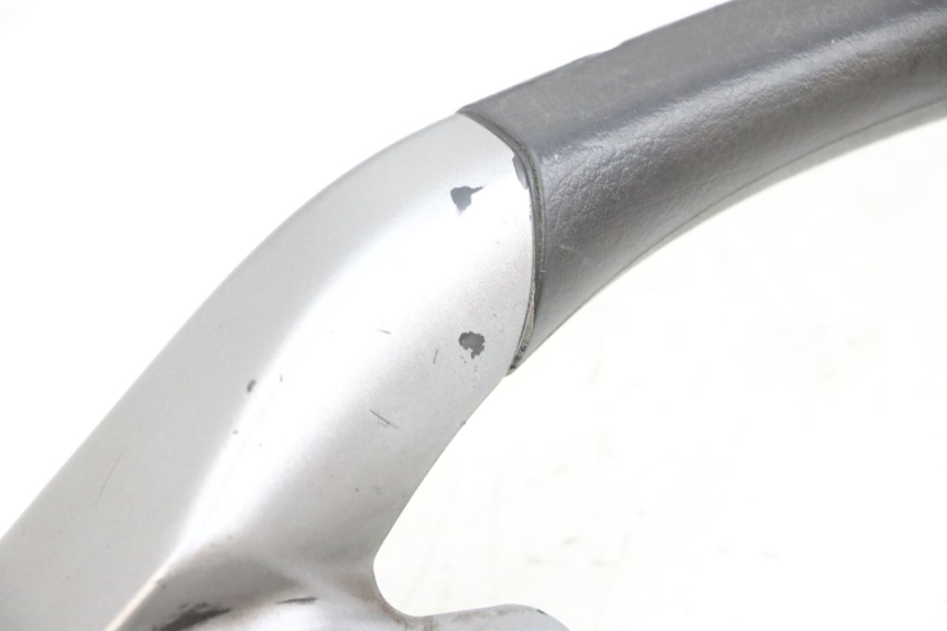 photo de POIGNEE ARRIERE GAUCHE PIAGGIO MP3 125 (2006 - 2014) - Zoom état d’usage