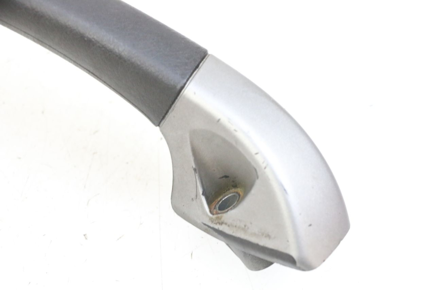photo de POIGNEE ARRIERE GAUCHE PIAGGIO MP3 125 (2006 - 2014) - État de surface