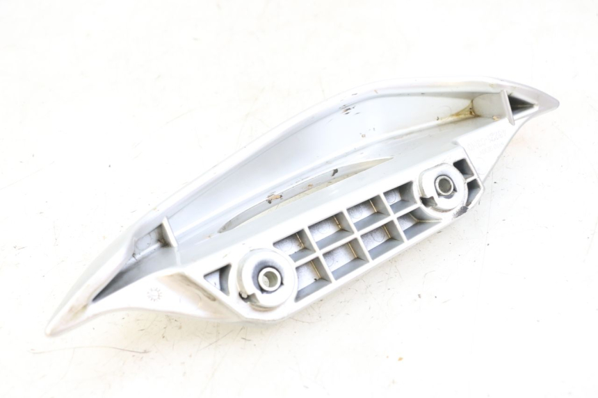 photo de POIGNEE ARRIERE GAUCHE SUZUKI BURGMAN 125 (2007 - 2014) - Autre angle de vue