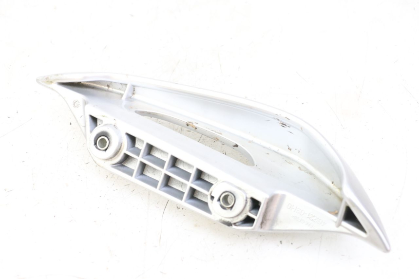 photo de POIGNEE ARRIERE GAUCHE SUZUKI BURGMAN 125 (2007 - 2014) - Gros plan technique