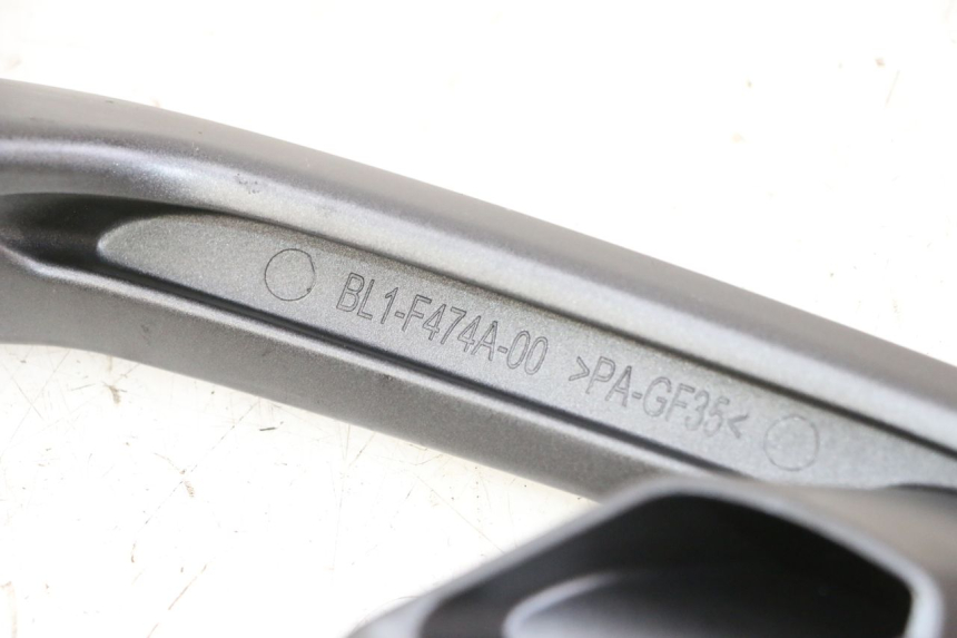 photo de POIGNEE ARRIERE GAUCHE YAMAHA XMAX X-MAX 125 (2021 - 2025) - Gros plan technique