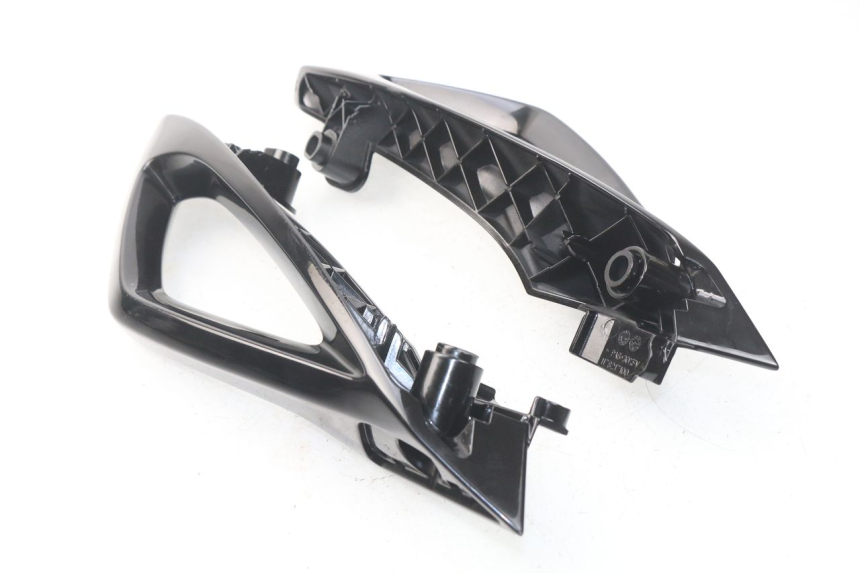 photo de POIGNEE ARRIERE PEUGEOT METROPOLIS 400 (2017 - 2020) - Autre angle de vue