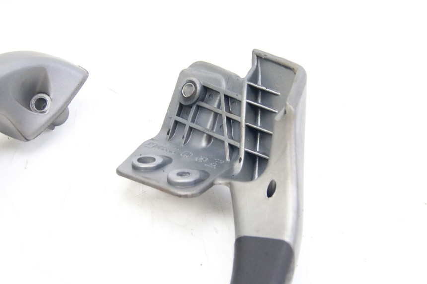 photo de POIGNEE ARRIERE PIAGGIO MP3 125 (2006 - 2014) - Gros plan technique