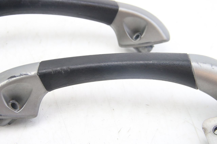 photo de POIGNEE ARRIERE PIAGGIO MP3 125 (2006 - 2014) - Gros plan technique