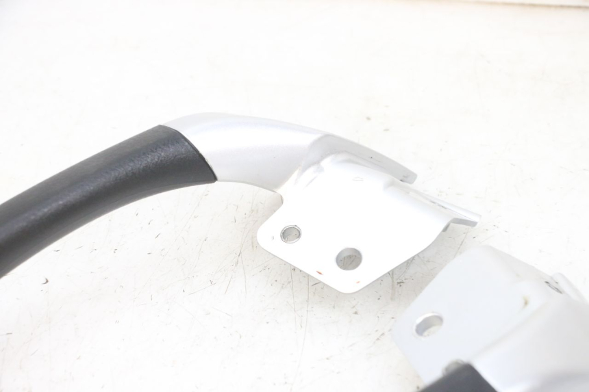 photo de POIGNEE ARRIERE PIAGGIO MP3 RL 250 (2006 - 2010) - Détails caractéristiques