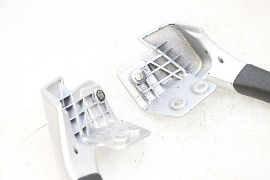 photo de POIGNEE ARRIERE PIAGGIO MP3 RL 250 (2006 - 2010) - Autre angle de vue