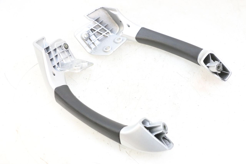 photo de POIGNEE ARRIERE PIAGGIO MP3 RL 250 (2006 - 2010) - Gros plan technique