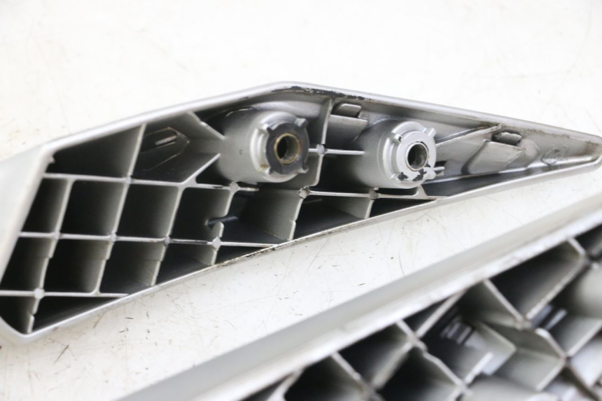 photo de POIGNEE ARRIERE PEUGEOT SATELIS 125 (2010 - 2012) - Gros plan technique