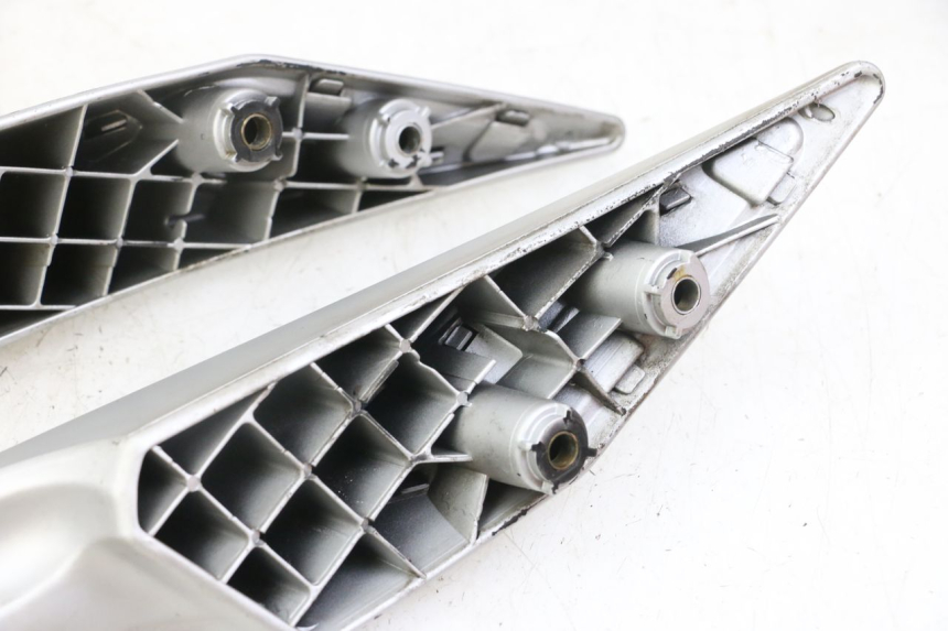 photo de POIGNEE ARRIERE PEUGEOT SATELIS 125 (2010 - 2012) - Vue d’ensemble