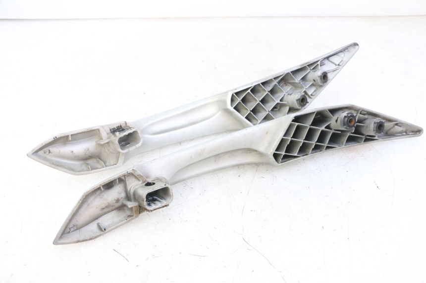 photo de POIGNEE ARRIERE PEUGEOT SATELIS 125 (2013 - 2018) - Autre angle de vue