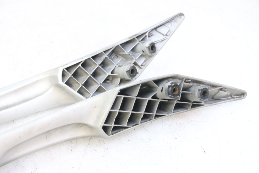 photo de POIGNEE ARRIERE PEUGEOT SATELIS 125 (2013 - 2018) - Gros plan technique