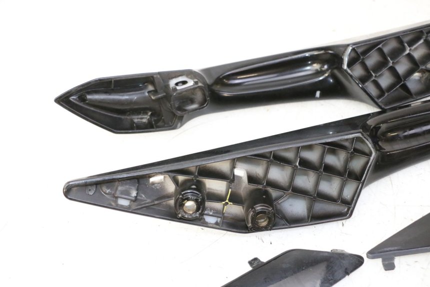 photo de POIGNEE ARRIERE PEUGEOT SATELIS 125 (2010 - 2012) - Gros plan technique