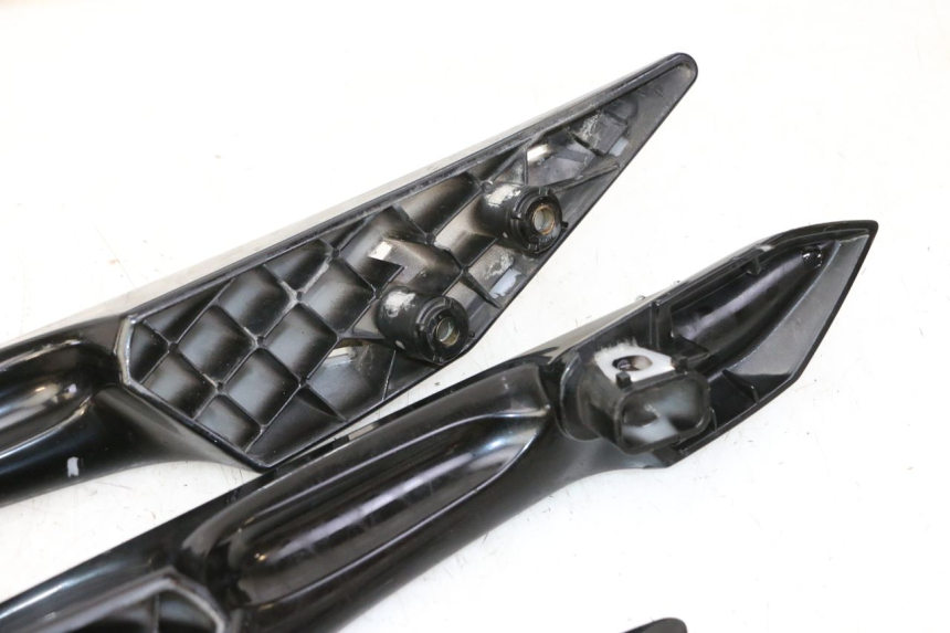 photo de POIGNEE ARRIERE PEUGEOT SATELIS 125 (2010 - 2012) - Points de fixation