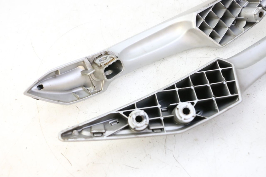 photo de POIGNEE ARRIERE PEUGEOT SATELIS 125 (2006 - 2009) - Autre angle de vue