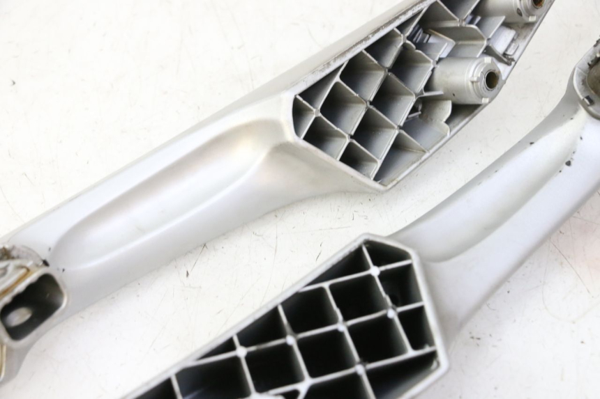 photo de POIGNEE ARRIERE PEUGEOT SATELIS 125 (2006 - 2009) - Gros plan technique