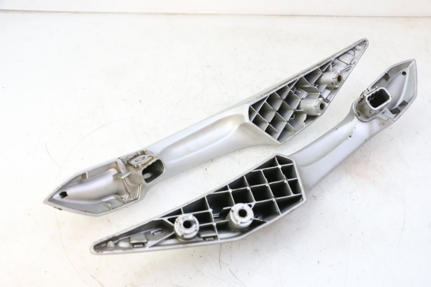 photo de POIGNEE ARRIERE PEUGEOT SATELIS 125 (2006 - 2009) - Points de fixation