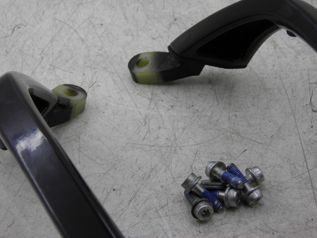 photo de POIGNEE ARRIERE SUZUKI BURGMAN EXECUTIVE 650 (2008 - 2010) - Détail de la pièce