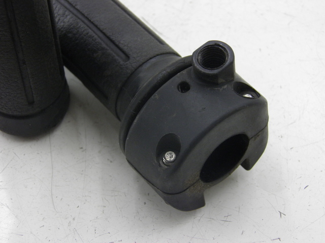 photo de POIGNEE DE GUIDON HONDA FES PANTHEON 125 (2003 - 2007) - Détail de la pièce