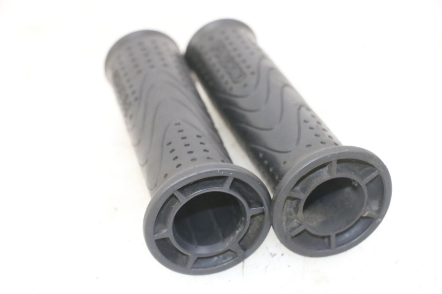 photo de POIGNEE DE GUIDON PIAGGIO MP3 LT 300 (2010 - 2016) - Détail de la pièce