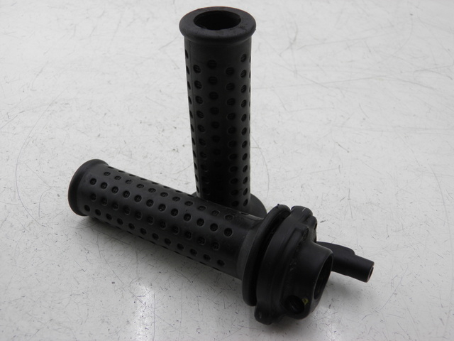 photo de POIGNEE DE GUIDON PIAGGIO MP3 RL 125 (2006 - 2014) - Gros plan technique