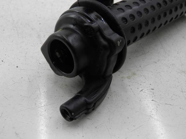 photo de POIGNEE DE GUIDON PIAGGIO XEVO - X EVO 125 (2007 - 2017) - Gros plan technique