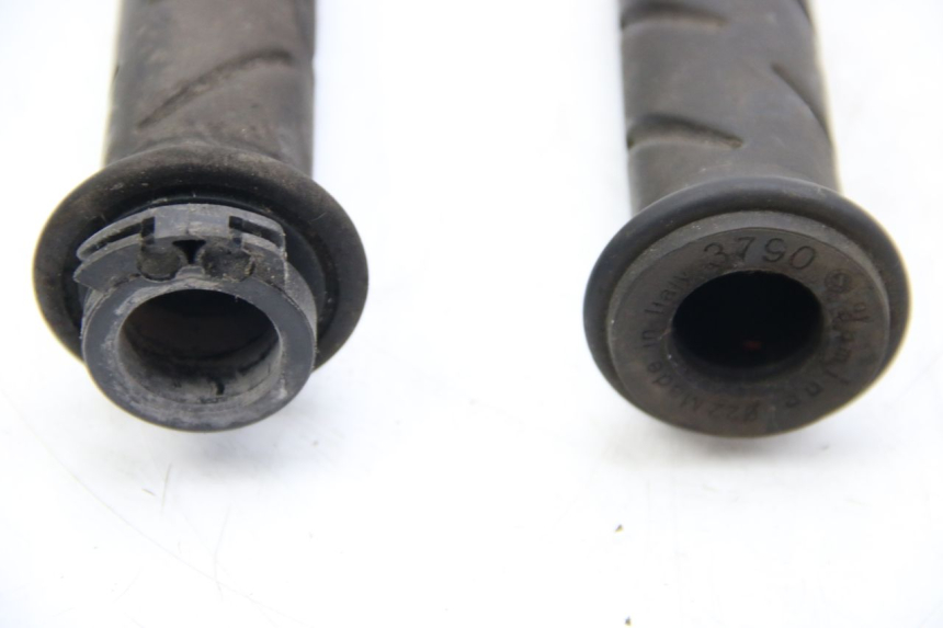 photo de POIGNEE DE GUIDON PEUGEOT SATELIS COMPRESSOR K15 125 (2006 - 2009) - Zoom état d’usage