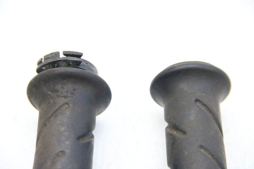 photo de POIGNEE DE GUIDON PEUGEOT SATELIS COMPRESSOR K15 125 (2006 - 2009) - Autre angle de vue