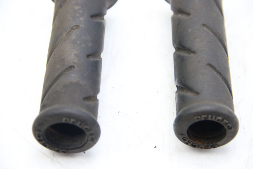 photo de POIGNEE DE GUIDON PEUGEOT SATELIS COMPRESSOR K15 125 (2006 - 2009) - Gros plan technique