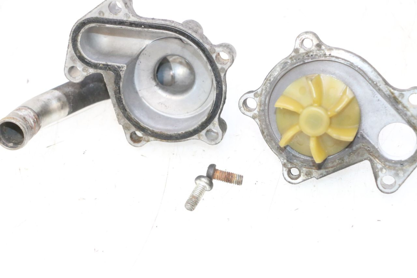 photo de POMPE A EAU SUZUKI BURGMAN 125 (2007 - 2014) - Points de fixation
