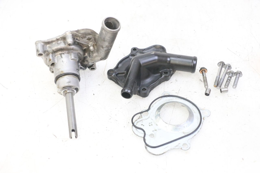 photo de POMPE A EAU HONDA CB R 1000 (2018 - 2023) - Gros plan technique