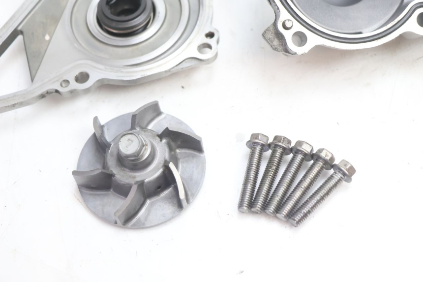 photo de POMPE A EAU KAWASAKI ER-6 ER6 N 650 (2005 - 2009) - Gros plan technique