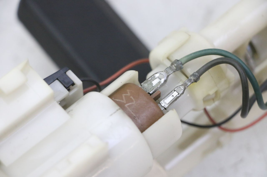 photo de POMPE A ESSENCE SUZUKI BURGMAN 125 (2007 - 2014) - Vue d’ensemble