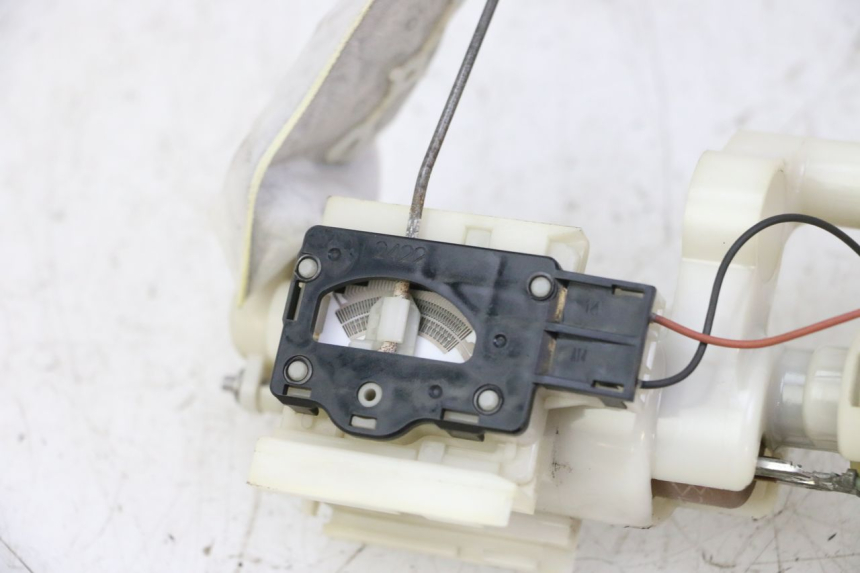 photo de POMPE A ESSENCE SUZUKI BURGMAN 125 (2007 - 2014) - Points de fixation