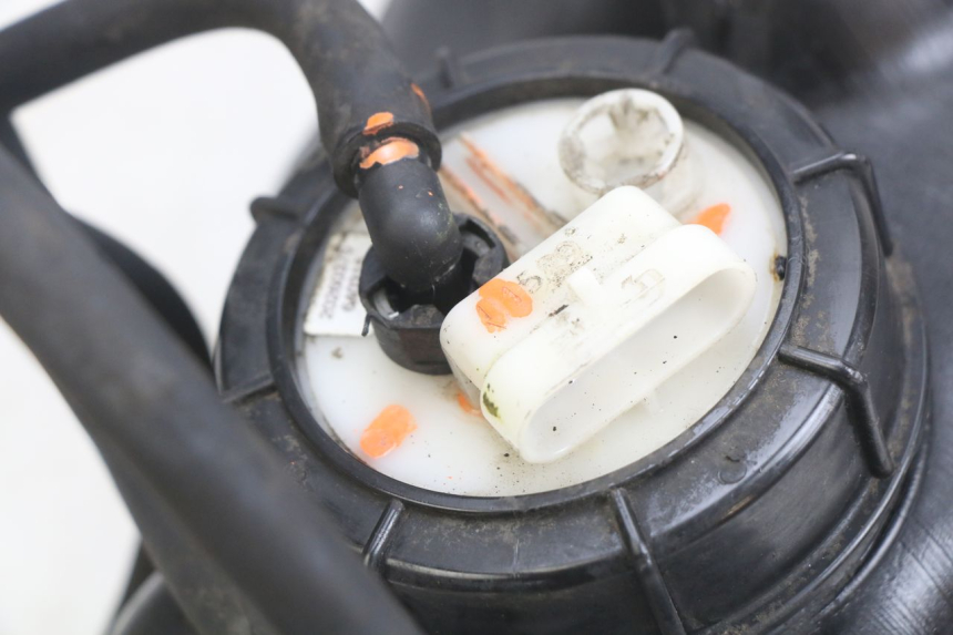 photo de POMPE A ESSENCE PIAGGIO MP3 LT 400 (2007 - 2012) - Autre angle de vue