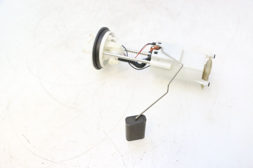 photo de POMPE A ESSENCE PEUGEOT SATELIS 125 (2013 - 2018) - Gros plan technique