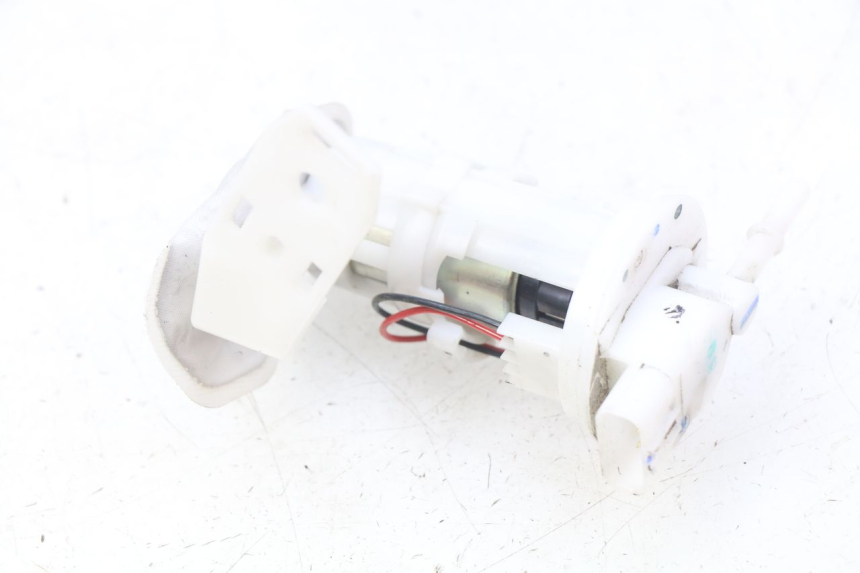 photo de POMPE A ESSENCE PIAGGIO VESPA GTS IGET ABS 125 (2017 - 2023) - Autre angle de vue