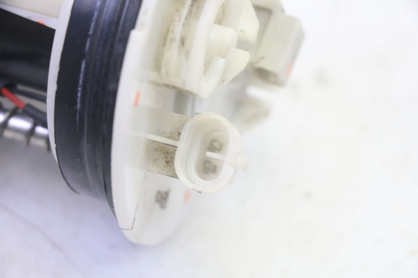 photo de POMPE A ESSENCE YAMAHA X-MAX XMAX 125 (2010 - 2013) - Autre angle de vue