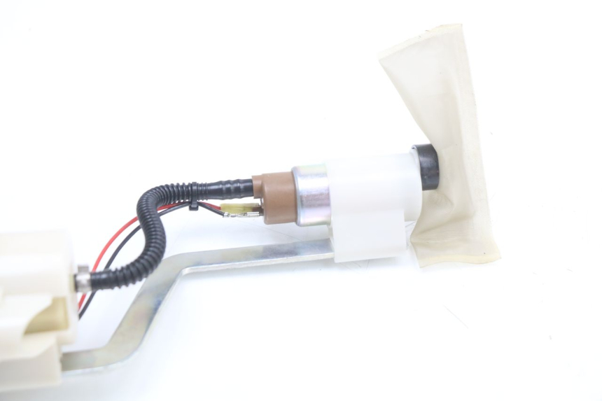 photo de POMPE A ESSENCE PIAGGIO X10 125 (2012 - 2017) - Autre angle de vue