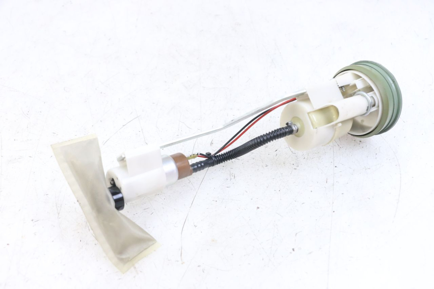 photo de POMPE A ESSENCE PIAGGIO X10 125 (2012 - 2017) - Autre angle de vue