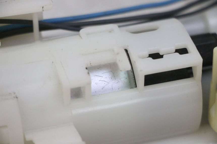 photo de POMPE A ESSENCE YAMAHA XJ6 ABS 600 (2008 - 2016) - Autre angle de vue