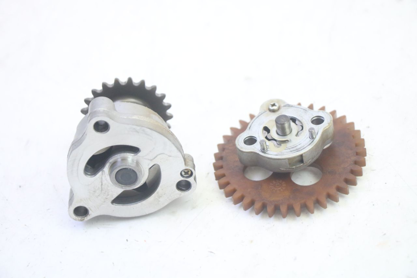 photo de POMPE A HUILE SUZUKI BURGMAN EXECUTIVE ABS 650 (2006 - 2012) - Zoom état d’usage