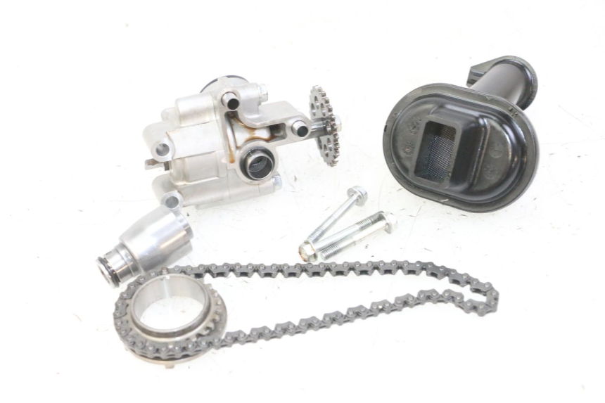 photo de POMPE A HUILE HONDA CB R 1000 (2018 - 2023) - Gros plan technique