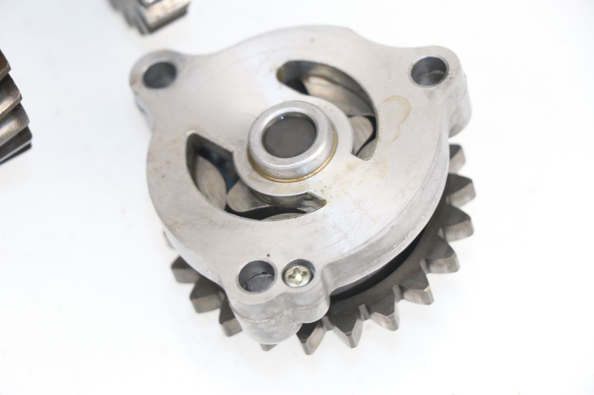 photo de POMPE A HUILE SUZUKI DR DJEBEL 600 (1985 - 1990) - Autre angle de vue