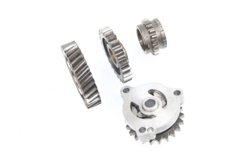 photo de POMPE A HUILE SUZUKI DR DJEBEL 600 (1985 - 1990) - Gros plan technique