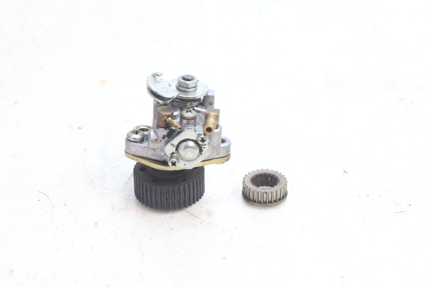 photo de POMPE A HUILE PIAGGIO FLY 2T 50 (2004 - 2017) - Gros plan technique